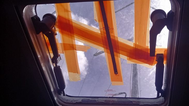 Zlomené okno na jachte
